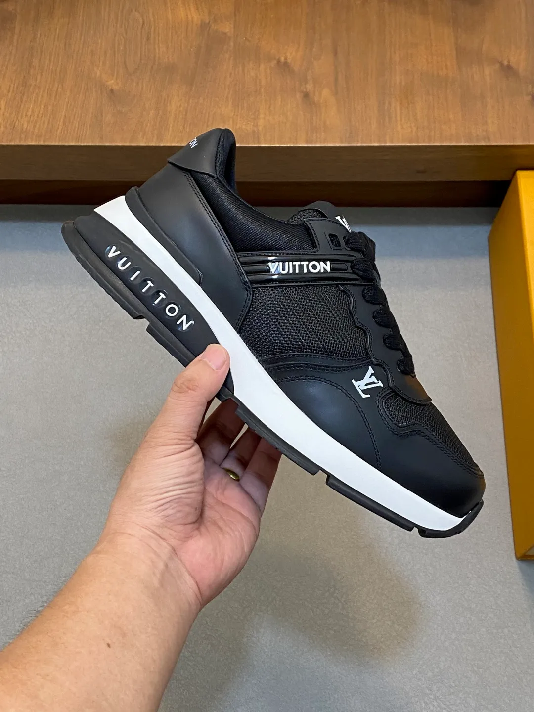 💰800 Lujia new color matching men's 🧍‍♂️trainer sneakers, this LV Trainer sneaker is made of soft grained calfskin and presents pure tones. The brand was born in 1854. The designer's handwritten brand logo is embellished on one side. Virgil Abloh designed it himself. It is a very commemorative sneaker. Brand new LV Louis Vuitton louis vuitton trainer sneaker low casual sports culture versatile basketball shoes Size: 39-44 (38, 45, 46 customized)